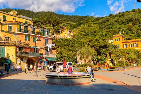 Monterosso, İtalya - 5 Mayıs 2016: Monterosso al Mare, La Spezia eyaletinde küçük bir kasaba, Liguria, İtalya. Unesco Dünya Mirası Listesi'ndeki Cinque Terre topraklarından biri.