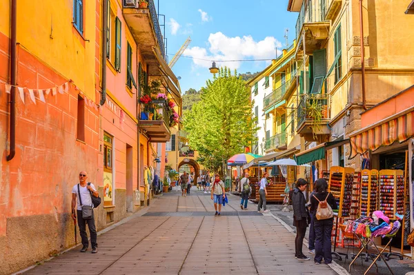 Monterosso, İtalya - 5 Mayıs 2016: La Spezia, Liguria, İtalya eyaletinde küçük bir kasaba olan Monterosso al Mare'nin restoranları. Unesco Dünya Mirası Listesi'ndeki Cinque Terre topraklarından biri.