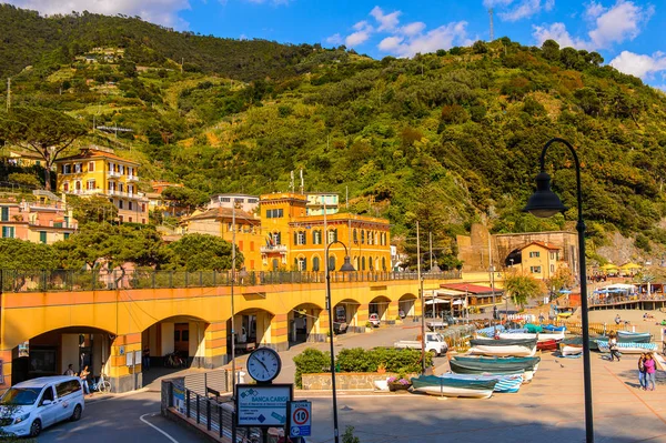Monterosso, İtalya - 5 Mayıs 2016: Monterosso al Mare, La Spezia eyaletinde küçük bir kasaba, Liguria, İtalya. Unesco Dünya Mirası Listesi'ndeki Cinque Terre topraklarından biri.