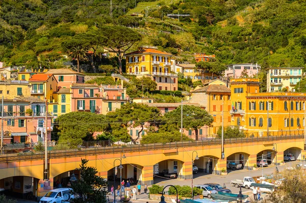 Monterosso, İtalya - 5 Mayıs 2016: Monterosso al Mare, La Spezia eyaletinde küçük bir kasaba, Liguria, İtalya. Unesco Dünya Mirası Listesi'ndeki Cinque Terre topraklarından biri.