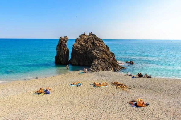 Monterosso, İtalya - 5 Mayıs 2016: Monterosso al Mare Plajı, İtalya'nın Liguria eyaletinin La Spezia eyaletinde küçük bir kasaba. Unesco Dünya Mirası Listesi'ndeki Cinque Terre topraklarından biri.