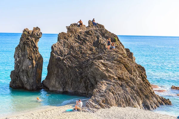 Monterosso, İtalya - 5 Mayıs 2016: Monterosso al Mare Plajı, İtalya'nın Liguria eyaletinin La Spezia eyaletinde küçük bir kasaba. Unesco Dünya Mirası Listesi'ndeki Cinque Terre topraklarından biri.