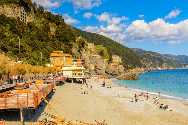 Monterosso, İtalya - 5 Mayıs 2016: Monterosso al Mare Plajı, İtalya'nın Liguria eyaletinin La Spezia eyaletinde küçük bir kasaba. Unesco Dünya Mirası Listesi'ndeki Cinque Terre topraklarından biri.