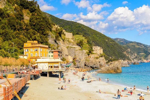 Monterosso, İtalya - 5 Mayıs 2016: Monterosso al Mare Plajı, İtalya'nın Liguria eyaletinin La Spezia eyaletinde küçük bir kasaba. Unesco Dünya Mirası Listesi'ndeki Cinque Terre topraklarından biri.