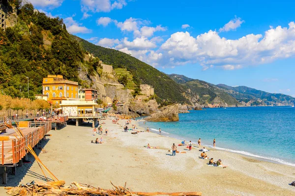 Monterosso, İtalya - 5 Mayıs 2016: Monterosso al Mare Plajı, İtalya'nın Liguria eyaletinin La Spezia eyaletinde küçük bir kasaba. Unesco Dünya Mirası Listesi'ndeki Cinque Terre topraklarından biri.
