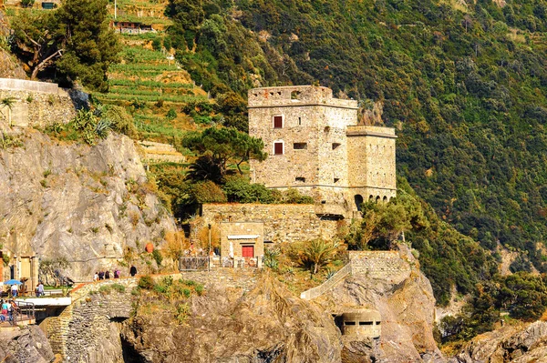 Monterosso, İtalya - 5 Mayıs 2016: Monterosso al Mare Kalesi, İtalya'nın Liguria eyaletinin La Spezia eyaletinde küçük bir kasaba. Unesco Dünya Mirası Listesi'ndeki Cinque Terre topraklarından biri.