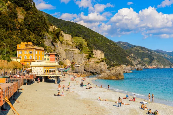 Monterosso, İtalya - 5 Mayıs 2016: Monterosso al Mare Plajı, İtalya'nın Liguria eyaletinin La Spezia eyaletinde küçük bir kasaba. Unesco Dünya Mirası Listesi'ndeki Cinque Terre topraklarından biri.