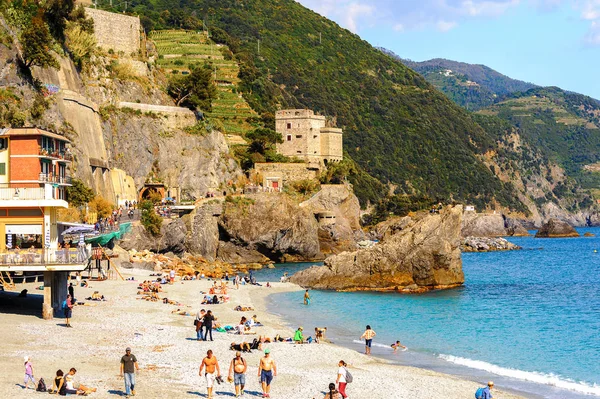 Monterosso, İtalya - 5 Mayıs 2016: Monterosso al Mare Plajı, İtalya'nın Liguria eyaletinin La Spezia eyaletinde küçük bir kasaba. Unesco Dünya Mirası Listesi'ndeki Cinque Terre topraklarından biri.