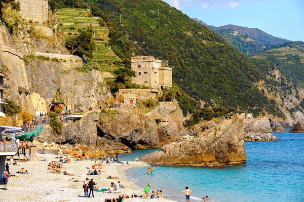 Monterosso, İtalya - 5 Mayıs 2016: Monterosso al Mare Plajı, İtalya'nın Liguria eyaletinin La Spezia eyaletinde küçük bir kasaba. Unesco Dünya Mirası Listesi'ndeki Cinque Terre topraklarından biri.