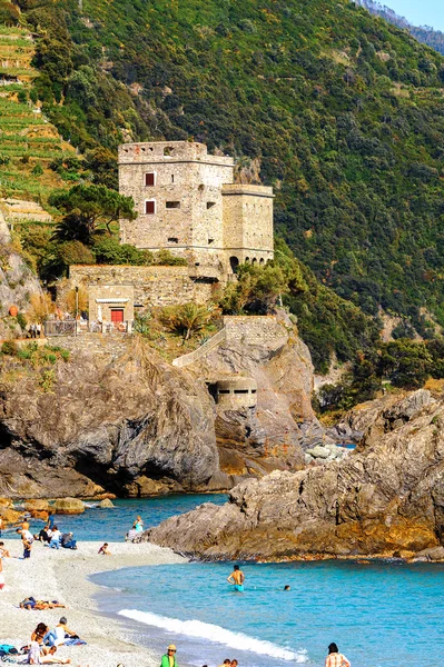 Monterosso, İtalya - 5 Mayıs 2016: Monterosso al Mare Plajı, İtalya'nın Liguria eyaletinin La Spezia eyaletinde küçük bir kasaba. Unesco Dünya Mirası Listesi'ndeki Cinque Terre topraklarından biri.