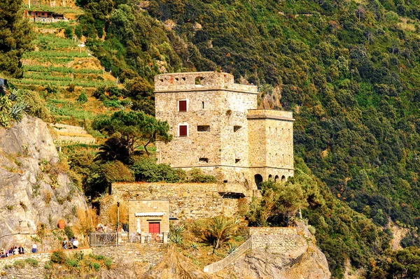 Monterosso, İtalya - 5 Mayıs 2016: Monterosso al Mare Kalesi, İtalya'nın Liguria eyaletinin La Spezia eyaletinde küçük bir kasaba. Unesco Dünya Mirası Listesi'ndeki Cinque Terre topraklarından biri.