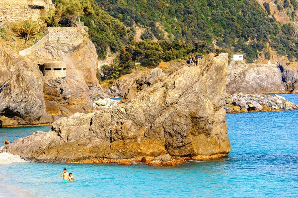 Monterosso, İtalya - 5 Mayıs 2016: Monterosso al Mare Plajı, İtalya'nın Liguria eyaletinin La Spezia eyaletinde küçük bir kasaba. Unesco Dünya Mirası Listesi'ndeki Cinque Terre topraklarından biri.