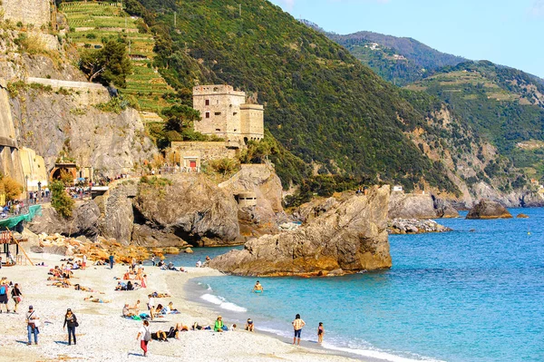 Monterosso, İtalya - 5 Mayıs 2016: Monterosso al Mare Plajı, İtalya'nın Liguria eyaletinin La Spezia eyaletinde küçük bir kasaba. Unesco Dünya Mirası Listesi'ndeki Cinque Terre topraklarından biri.