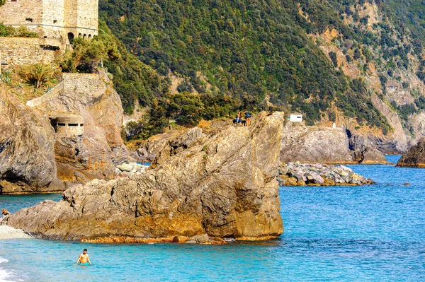 Monterosso, İtalya - 5 Mayıs 2016: Monterosso al Mare, La Spezia eyaletinde küçük bir kasaba, Liguria, İtalya. Unesco Dünya Mirası Listesi'ndeki Cinque Terre topraklarından biri.