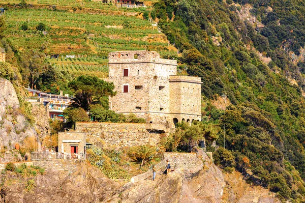 Monterosso, İtalya - 5 Mayıs 2016: Monterosso al Mare Kalesi, İtalya'nın Liguria eyaletinin La Spezia eyaletinde küçük bir kasaba. Unesco Dünya Mirası Listesi'ndeki Cinque Terre topraklarından biri.