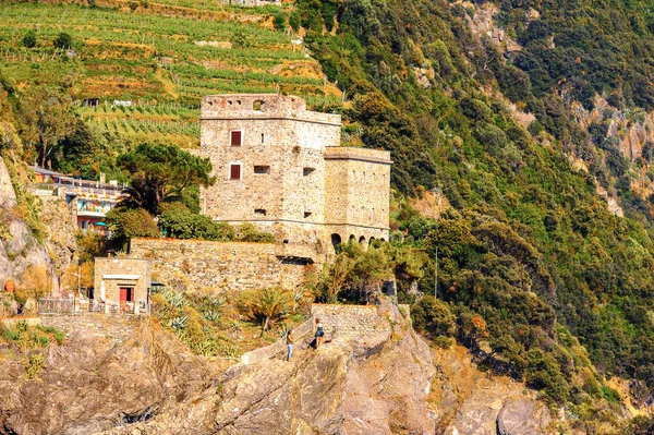 Monterosso, İtalya - 5 Mayıs 2016: Monterosso al Mare Kalesi, İtalya'nın Liguria eyaletinin La Spezia eyaletinde küçük bir kasaba. Unesco Dünya Mirası Listesi'ndeki Cinque Terre topraklarından biri.