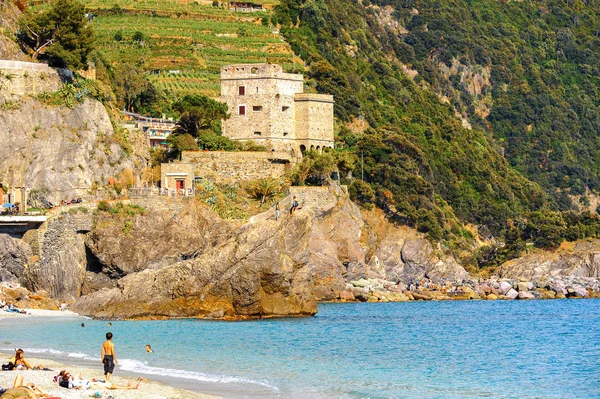 Monterosso, İtalya - 5 Mayıs 2016: Monterosso al Mare Plajı, İtalya'nın Liguria eyaletinin La Spezia eyaletinde küçük bir kasaba. Unesco Dünya Mirası Listesi'ndeki Cinque Terre topraklarından biri.