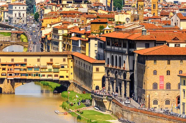 Floransa, İtalya - 6 Mayıs 2016: Floransa, İtalya'da Arno Nehri üzerinde bir Ortaçağ taşı kapalı spandrel segmental kemer köprü ponte Vecchio (Eski Köprü), havadan görünümü.