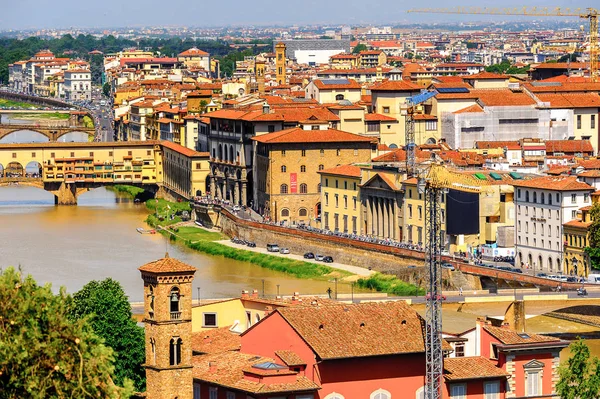 Floransa, İtalya - 6 Mayıs 2016: Floransa, İtalya'da Arno Nehri üzerinde bir Ortaçağ taşı kapalı spandrel segmental kemer köprü ponte Vecchio (Eski Köprü), havadan görünümü.