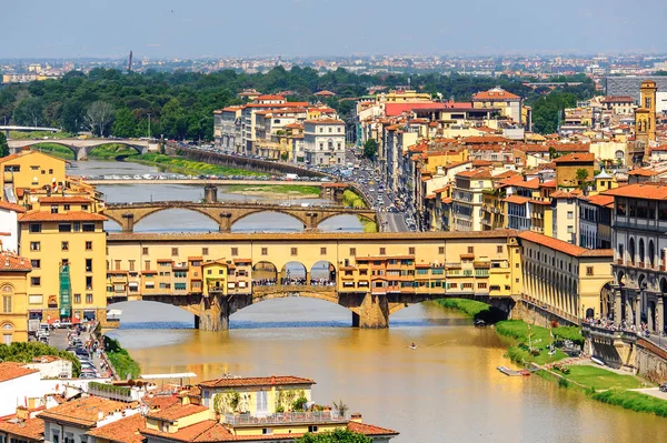 Floransa, İtalya - 6 Mayıs 2016: Floransa, İtalya'da Arno Nehri üzerinde bir Ortaçağ taşı kapalı spandrel segmental kemer köprü ponte Vecchio (Eski Köprü), havadan görünümü.