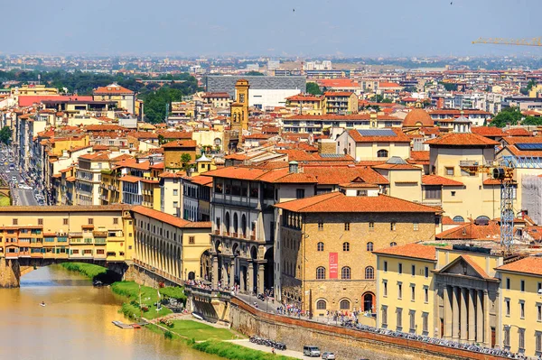 Floransa, İtalya - 6 Mayıs 2016: Floransa, İtalya'da Arno Nehri üzerinde bir Ortaçağ taşı kapalı spandrel segmental kemer köprü ponte Vecchio (Eski Köprü), havadan görünümü.