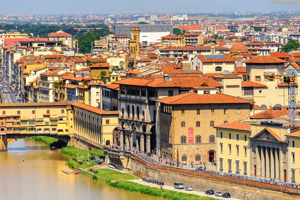 Floransa, İtalya - 6 Mayıs 2016: Floransa, İtalya'da Arno Nehri üzerinde bir Ortaçağ taşı kapalı spandrel segmental kemer köprü ponte Vecchio (Eski Köprü), havadan görünümü.