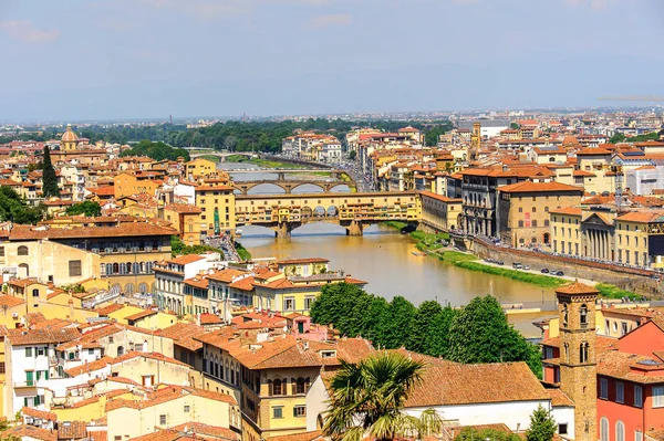 Floransa, İtalya - 6 Mayıs 2016: Floransa, İtalya'da Arno Nehri üzerinde bir Ortaçağ taşı kapalı spandrel segmental kemer köprü ponte Vecchio (Eski Köprü), havadan görünümü.