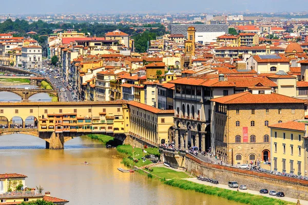 Floransa, İtalya - 6 Mayıs 2016: Floransa, İtalya'da Arno Nehri üzerinde bir Ortaçağ taşı kapalı spandrel segmental kemer köprü ponte Vecchio (Eski Köprü), havadan görünümü.