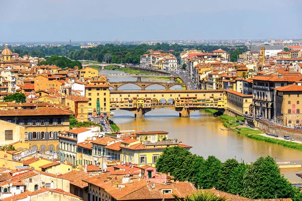 Floransa, İtalya - 6 Mayıs 2016: Floransa, İtalya'da Arno Nehri üzerinde bir Ortaçağ taşı kapalı spandrel segmental kemer köprü ponte Vecchio (Eski Köprü), havadan görünümü.