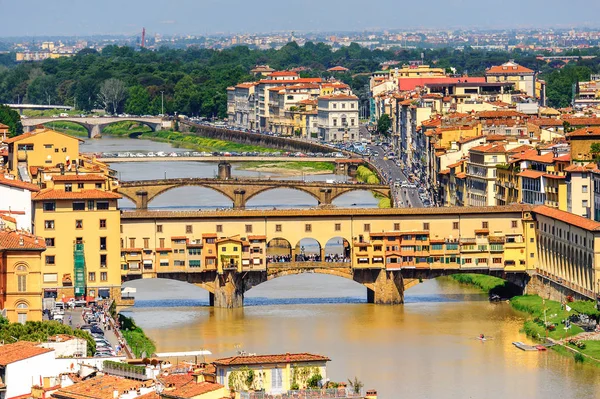 Floransa, İtalya - 6 Mayıs 2016: Floransa, İtalya'da Arno Nehri üzerinde bir Ortaçağ taşı kapalı spandrel segmental kemer köprü ponte Vecchio (Eski Köprü), havadan görünümü.
