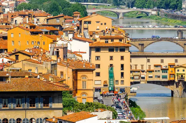 Floransa, İtalya - 6 Mayıs 2016: Floransa, İtalya'da Arno Nehri üzerinde bir Ortaçağ taşı kapalı spandrel segmental kemer köprü ponte Vecchio (Eski Köprü), havadan görünümü.