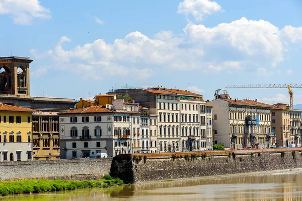 Floransa, İtalya - 6 Mayıs 2016: Arno Nehri kıyısı, Floransa Tarihi Merkezi, İtalya. Unesco Dünya Heriage.