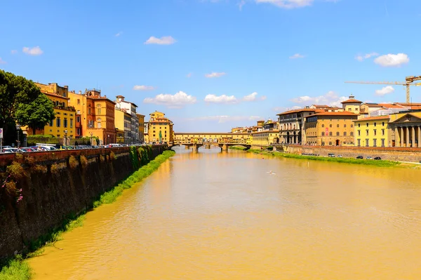 Floransa, İtalya - 6 Mayıs 2016: Toskana'nın başkenti Floransa'nın mimarisi ve Arno nehri