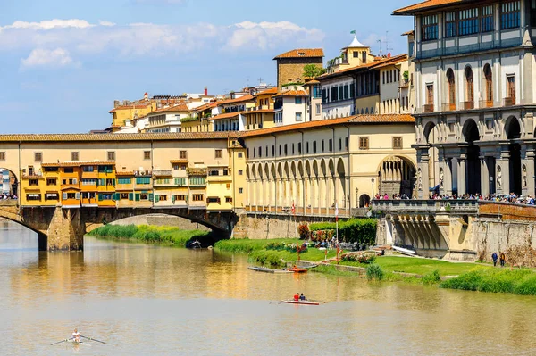Floransa, İtalya - 6 Mayıs 2016: Floransa Tarihi Merkezi'nde Arno Nehri, İtalya. Unesco Dünya Heriage.