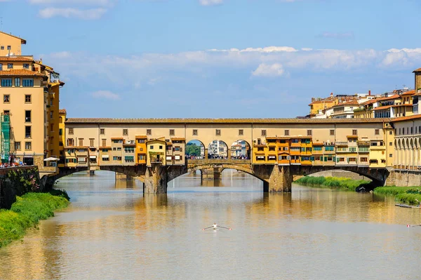 Floransa, İtalya - 6 Mayıs 2016: Ponte Vecchio (Eski Köprü), Arno Nehri üzerinde bir Ortaçağ taşı kapalı spandrel segmental kemer köprü, Floransa, İtalya.