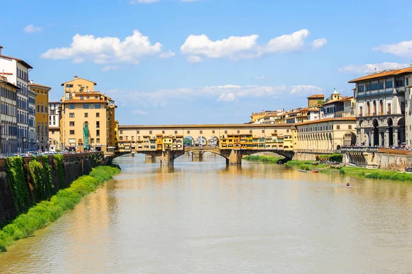 Floransa, İtalya - 6 Mayıs 2016: Ponte Vecchio (Eski Köprü), Arno Nehri üzerinde bir Ortaçağ taşı kapalı spandrel segmental kemer köprü, Floransa, İtalya.