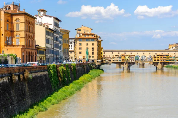 Floransa, İtalya - 6 Mayıs 2016: Floransa Tarihi Merkezi'nde Arno Nehri, İtalya. Unesco Dünya Heriage.