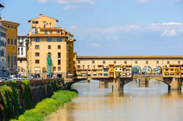 Floransa, İtalya - 6 Mayıs 2016: Ponte Vecchio (Eski Köprü), Arno Nehri üzerinde bir Ortaçağ taşı kapalı spandrel segmental kemer köprü, Floransa, İtalya.