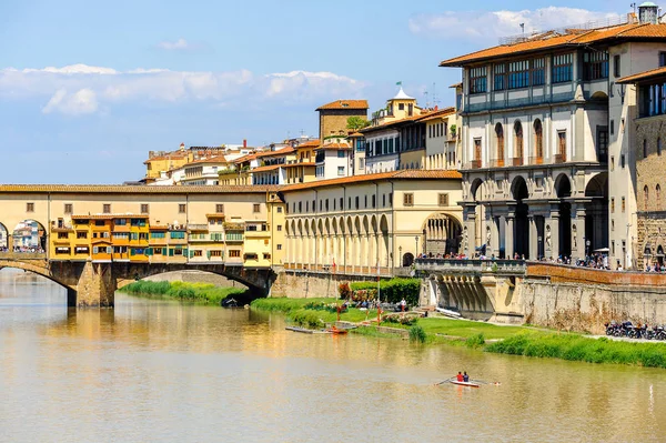 Floransa, İtalya - 6 Mayıs 2016: Floransa Tarihi Merkezi'nde Arno Nehri, İtalya. Unesco Dünya Heriage.