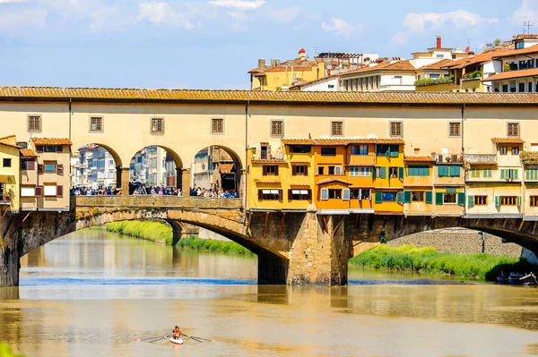 Floransa, İtalya - 6 Mayıs 2016: Floransa, İtalya'da Arno Nehri üzerinde bir Ortaçağ taşı kapalı spandrel segmental kemer köprü ponte Vecchio 'nun (Eski Köprü) yakın görünümü.