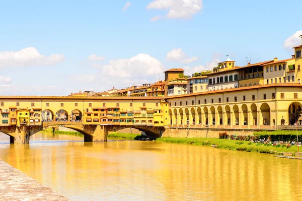 Floransa, İtalya - 6 Mayıs 2016: Toskana'nın başkenti Floransa'nın mimarisi ve Arno nehri