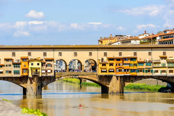 Floransa, İtalya - 6 Mayıs 2016: Floransa, İtalya'da Arno Nehri üzerinde bir Ortaçağ taşı kapalı spandrel segmental kemer köprü ponte Vecchio 'nun (Eski Köprü) yakın görünümü.
