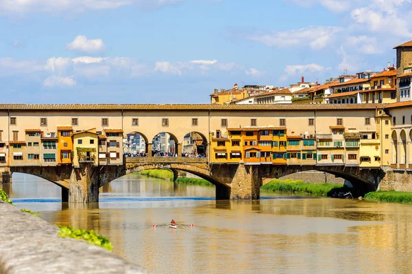 Floransa, İtalya - 6 Mayıs 2016: Floransa, İtalya'da Arno Nehri üzerinde bir Ortaçağ taşı kapalı spandrel segmental kemer köprü ponte Vecchio 'nun (Eski Köprü) yakın görünümü.