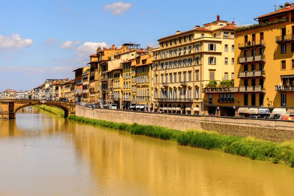 Floransa, İtalya - 6 Mayıs 2016: Toskana'nın başkenti Floransa'nın mimarisi ve Arno nehri