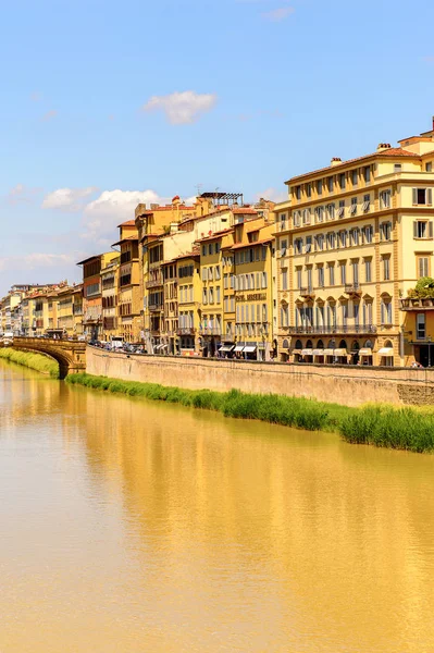Floransa, İtalya - 6 Mayıs 2016: Toskana'nın başkenti Floransa'nın mimarisi ve Arno nehri