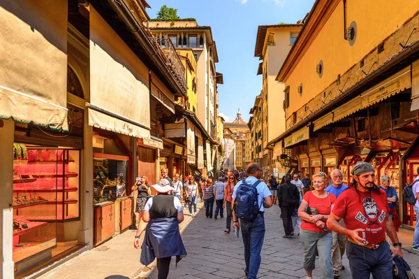 Floransa, İtalya - 6 Mayıs 2016: Floransa, İtalya'da Arno Nehri üzerinde bir Ortaçağ taşı kapalı spandrel segmental kemer köprü ponte Vecchio 'nun (Eski Köprü) yakın görünümü.