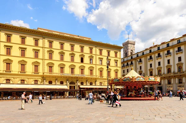 Floransa, İtalya - 6 Mayıs 2016: Toskana'nın başkenti Floransa'nın Piazza della Reppublica'sı