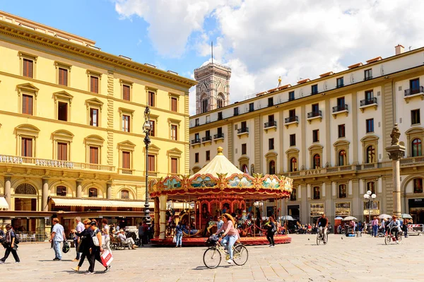 Floransa, İtalya - 6 Mayıs 2016: Toskana'nın başkenti Floransa'nın Piazza della Reppublica'sı