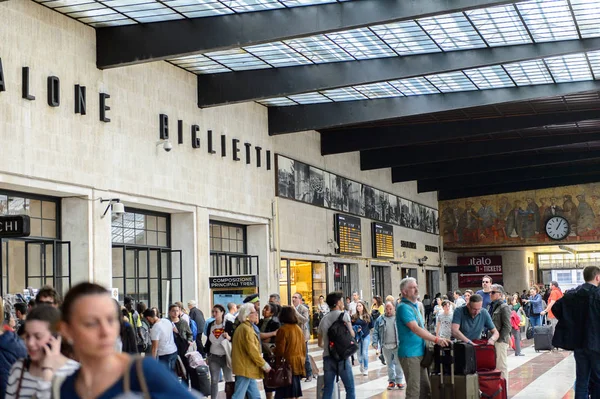 Floransa, İtalya - 6 Mayıs 2016: Firenze Santa Maria Novella yolcuları, Floransa'da bir son tren istasyonu.