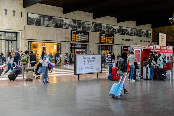 Floransa, İtalya - 6 Mayıs 2016: Firenze Santa Maria Novella yolcuları, Floransa'da bir son tren istasyonu.